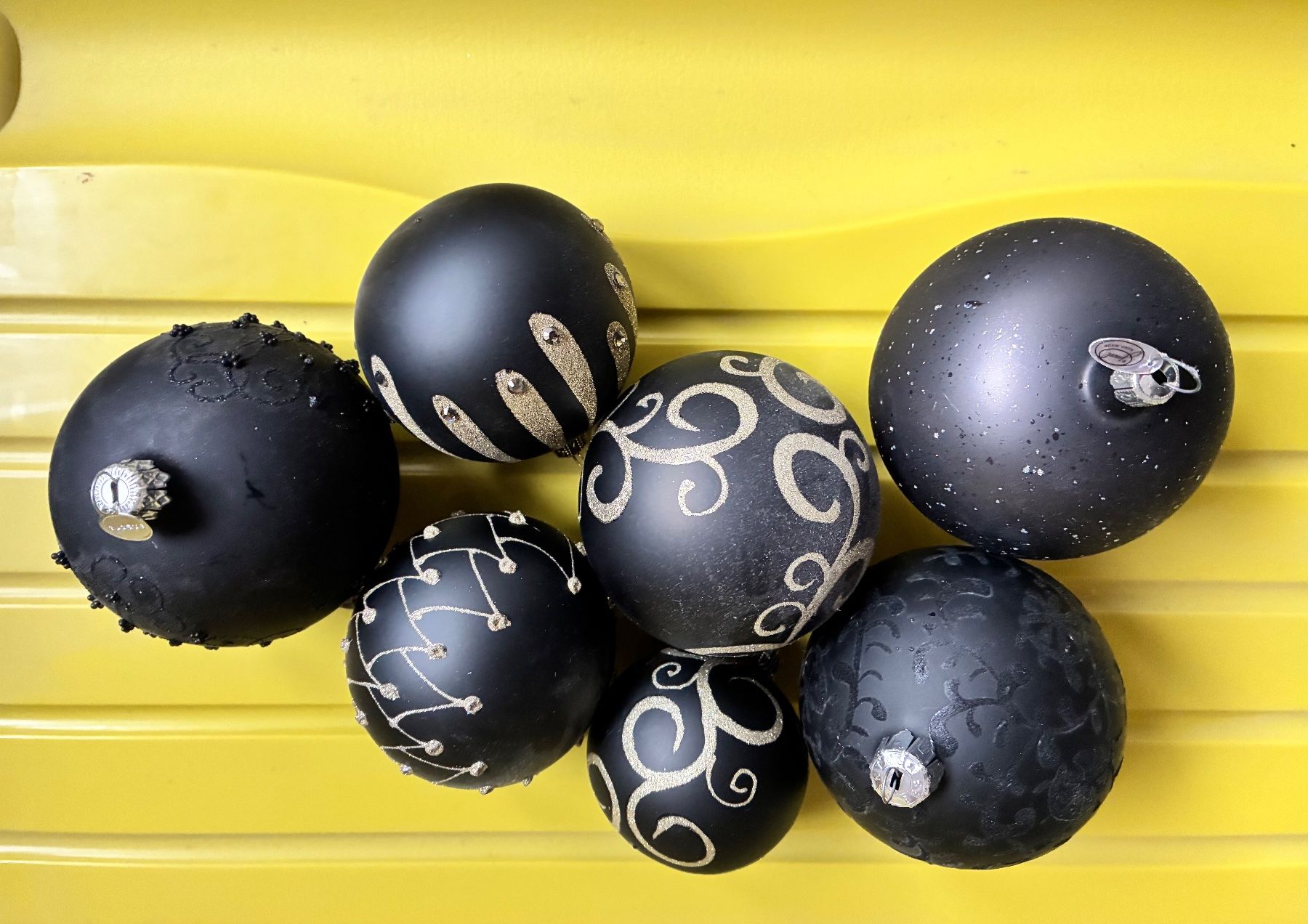Alle Dekorationen: Verschiedene schwarze CHRISTBAUMKUGELN – Gebraucht aus Embrach von korbflechter49 3