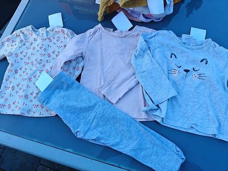 Set aus 4  langarm Shirts und Leggins 86
