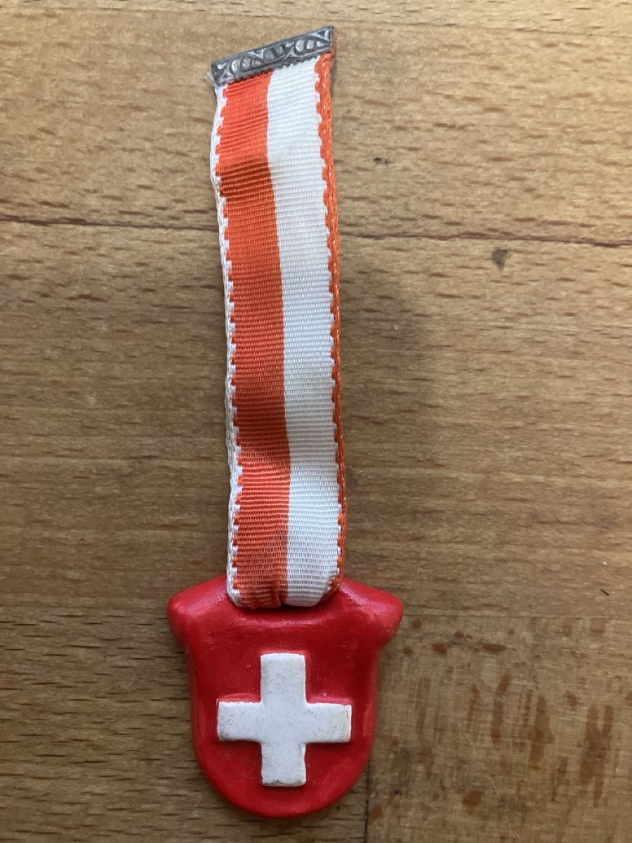 Medaglie: Schweizer Orden Anstecker Winterhilfe 1943/44  – Usato da Erlenbach im Simmental! venduto da Simmentaler-Perlen