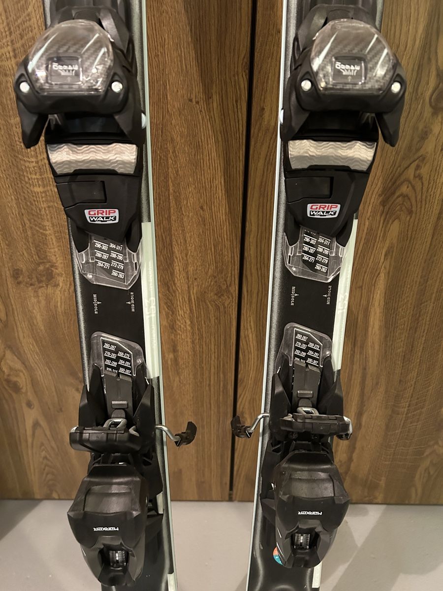 K2 Sci: Ski-Set Ski, Stöcke und Helm – Usato da Niederbuchsiten venduto da idontknow. 2