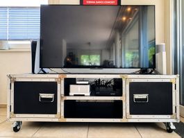 Stilvolles TV-Möbel im Industrial-Look