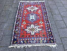 Kleinerer gebrauchter zum Teil defekter Orientteppich