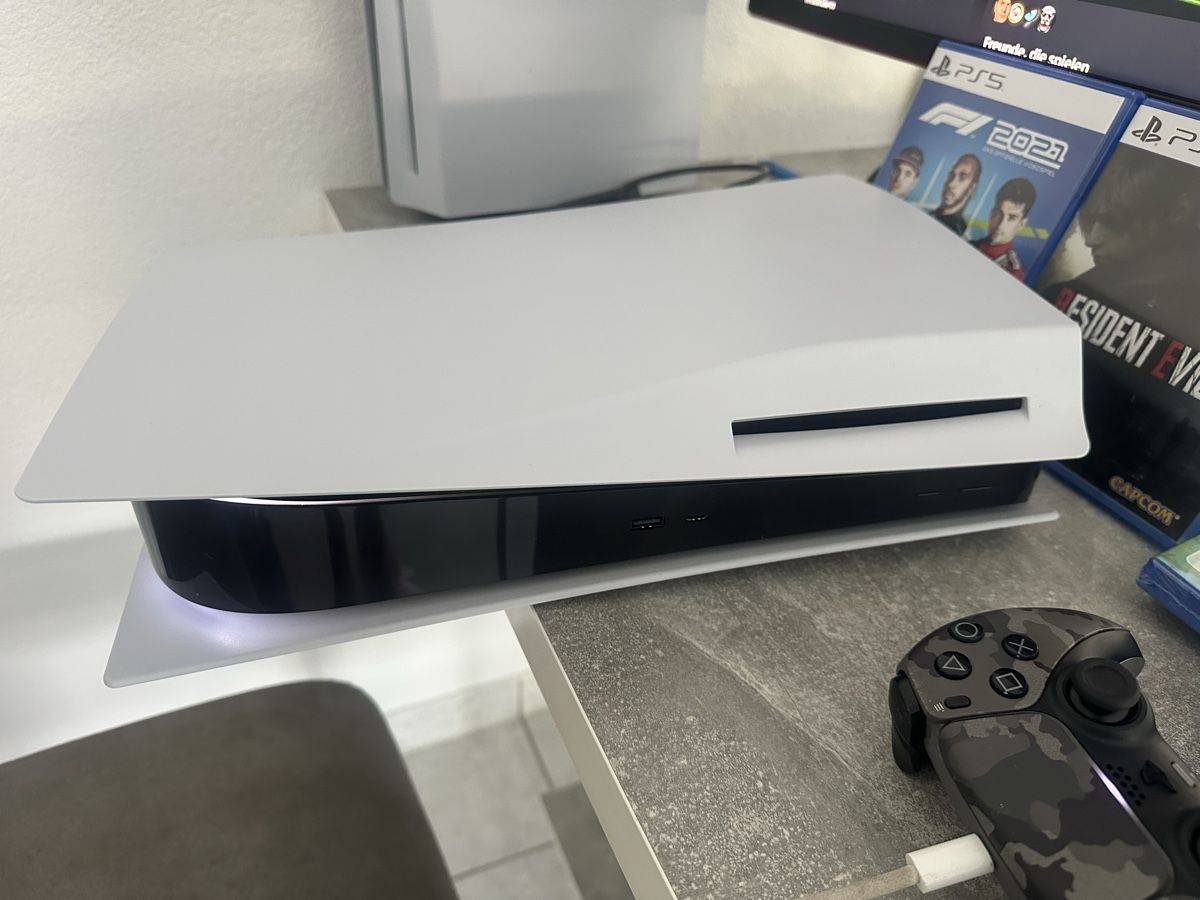 Sony Konsolen: Playstation 5 Disc Edition mit 1 Controller & 4 Spielen – Gebraucht aus Kleindöttingen von jas_5nyc 2