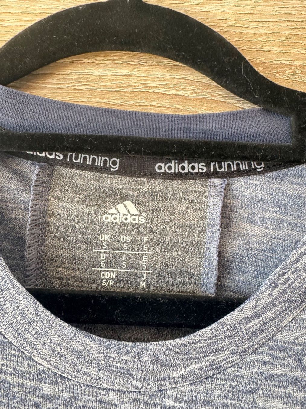 Adidas T-shirt: T-shirt bleu chiné Adidas – Usato da Montreux venduto da iizaa811 1