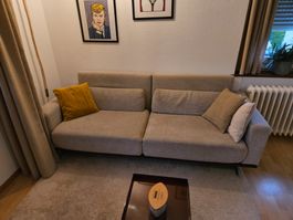 Beige-graues 3-Sitzer-Schlafsofa aus Stoff mit Kissen