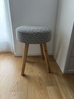Hocker mit Muster, Holzbeine