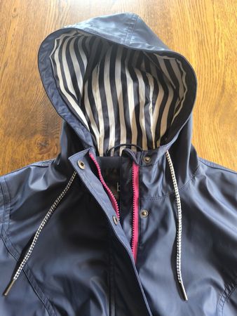 Tolle Regenjacke blau mit gestreifter Kapuze,42