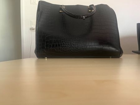 Elegante schwarze Handtasche in Kroko-Optik, neuwertig