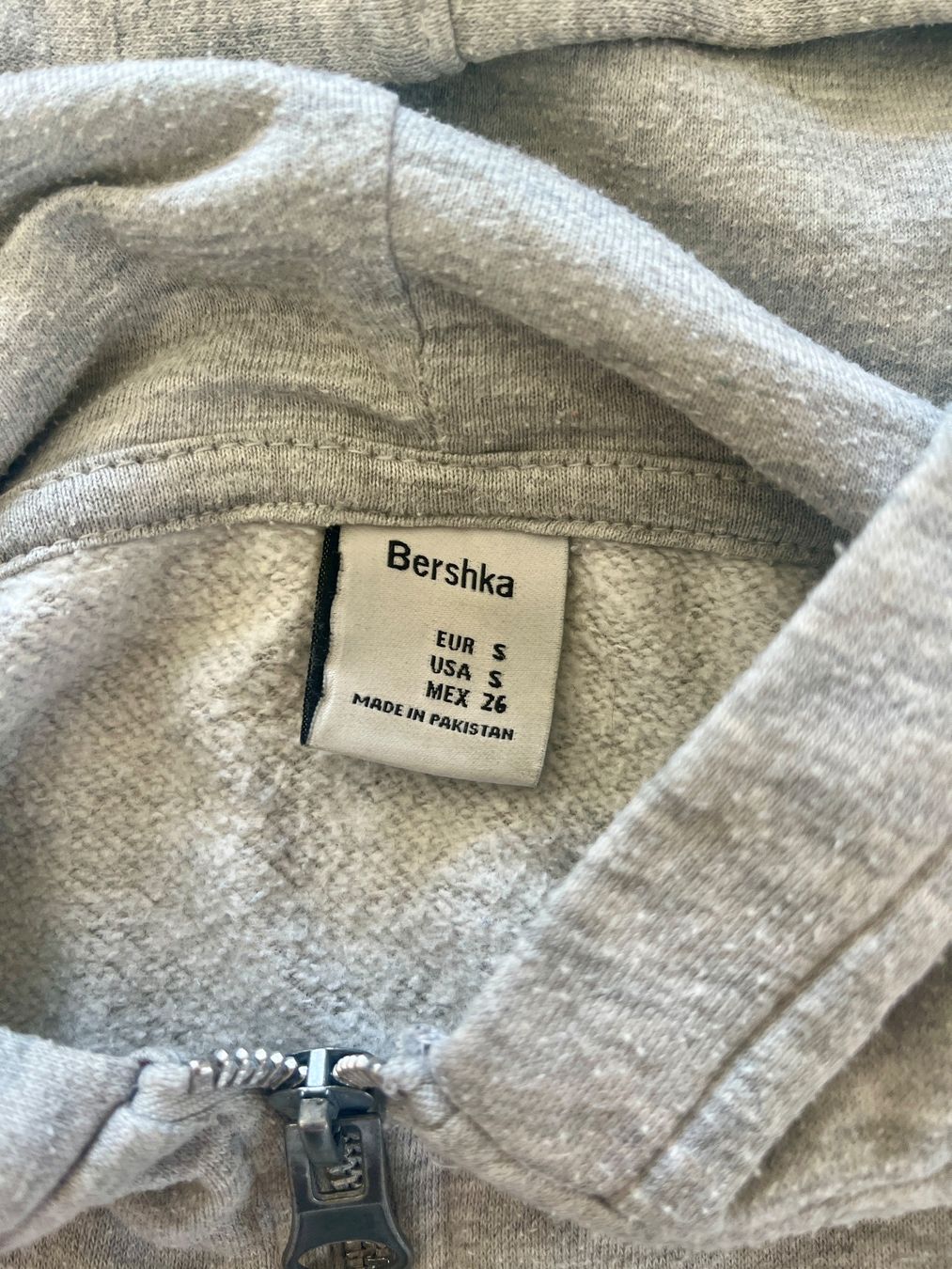Bershka Maglioni & Felpe: Sweat à capuche gris Bershka taille S – Usato da Cossonay-Ville venduto da 021epi70 1