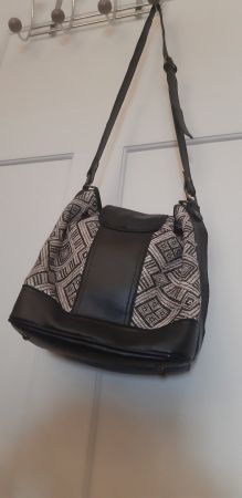 Umhängetasche schwarz weiss mit Muster