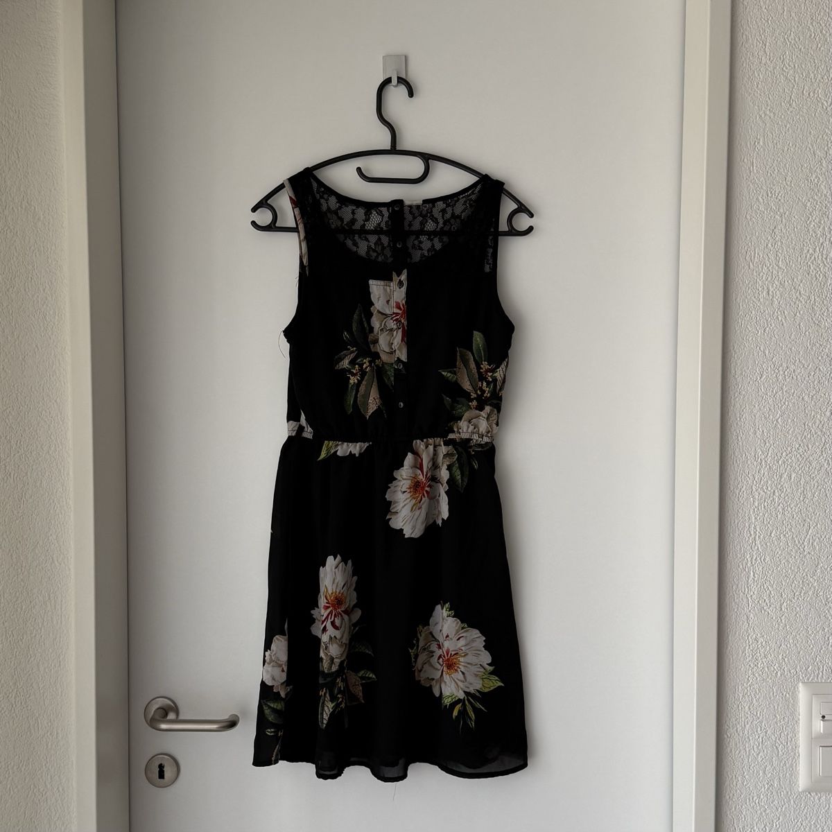 Only Kleider: Kleid ONLY schwarz mit Blumenmuster Grösse 34 – Gebraucht aus Liestal von bodrum1978 2