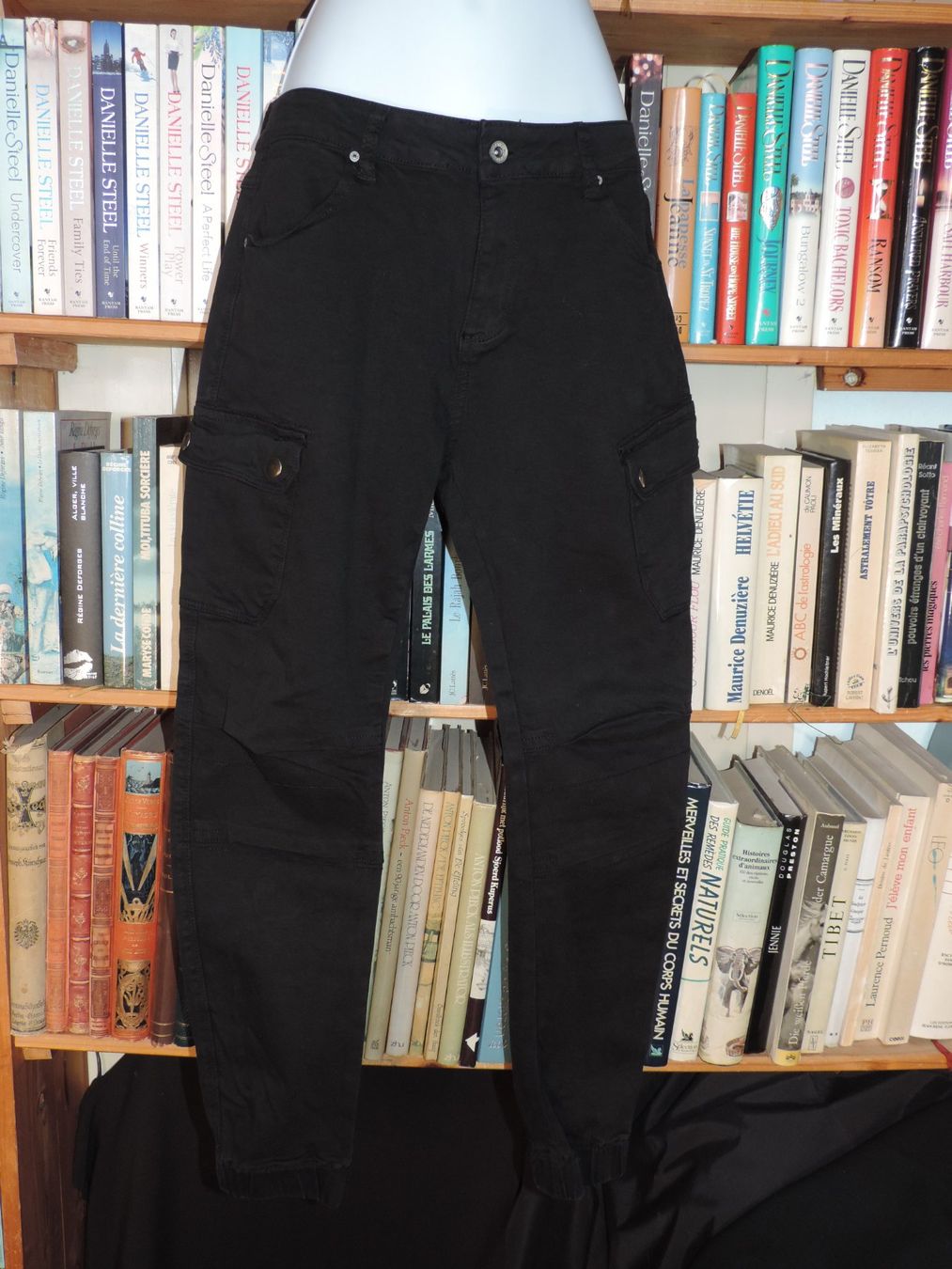 Pantaloni: pantalon stretch noir – Usato da Genève venduto da Axelle333 1
