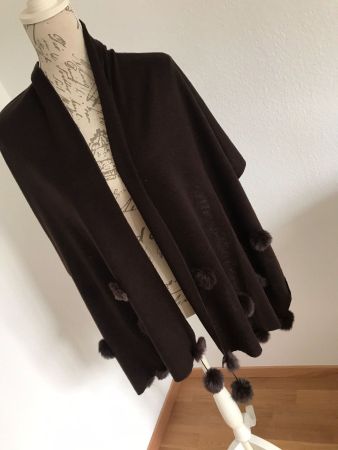Écharpe brune, avec pompons en lapin