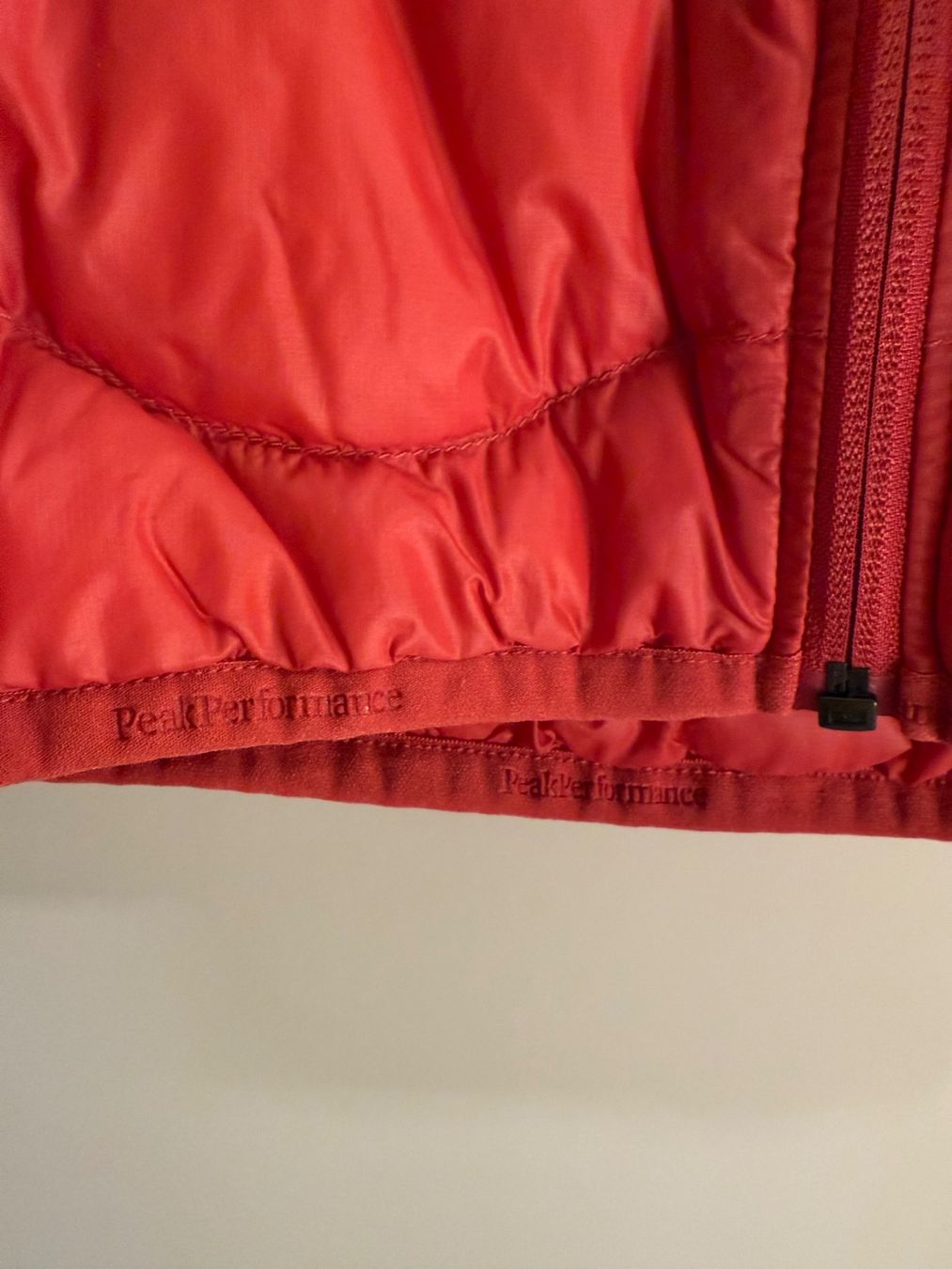 Giacche: Helium Down Hood Jacket Women - Peak Performance – Usato da Zürich venduto da SEDRAEN 3