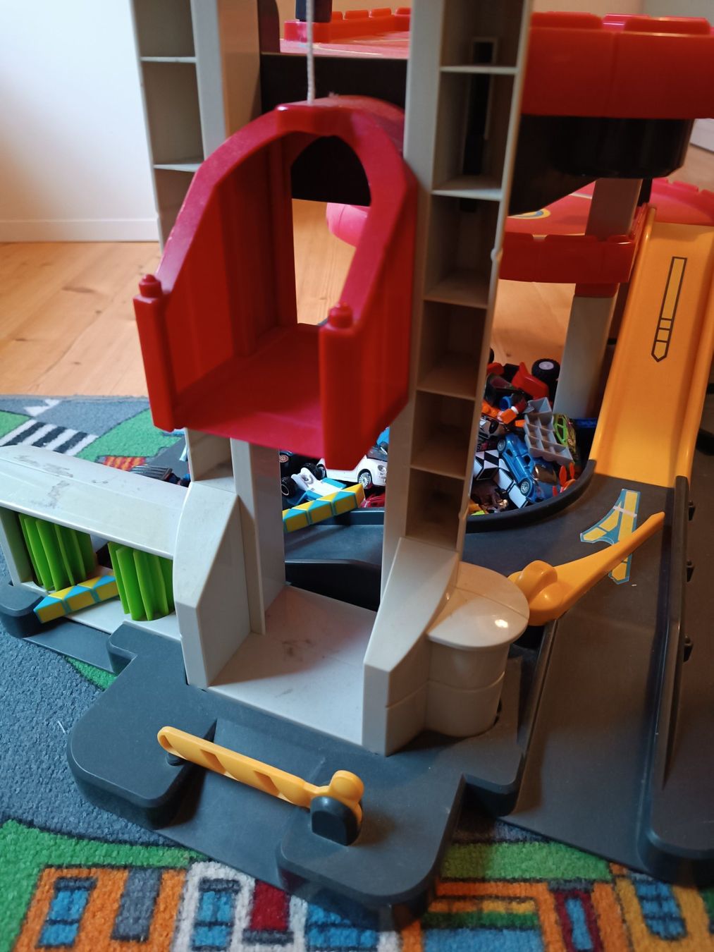 Giocattoli: Auto-Garage/Parkhaus – Usato da Basel venduto da mon_7m8h 4