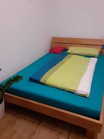 Vollholz-Bett mit Lattenrost und Matratze