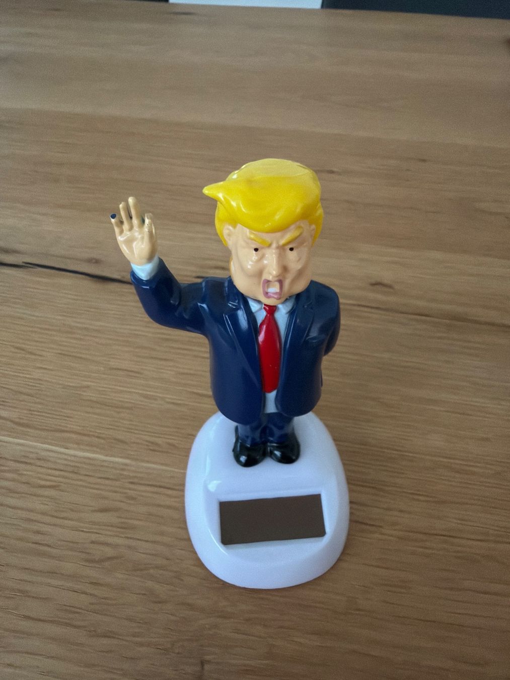 Statuette: Donald Trump Wackelfigur Solar – Usato da Winterthur venduto da swiwin94