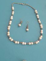 Collana di perle e orecchini