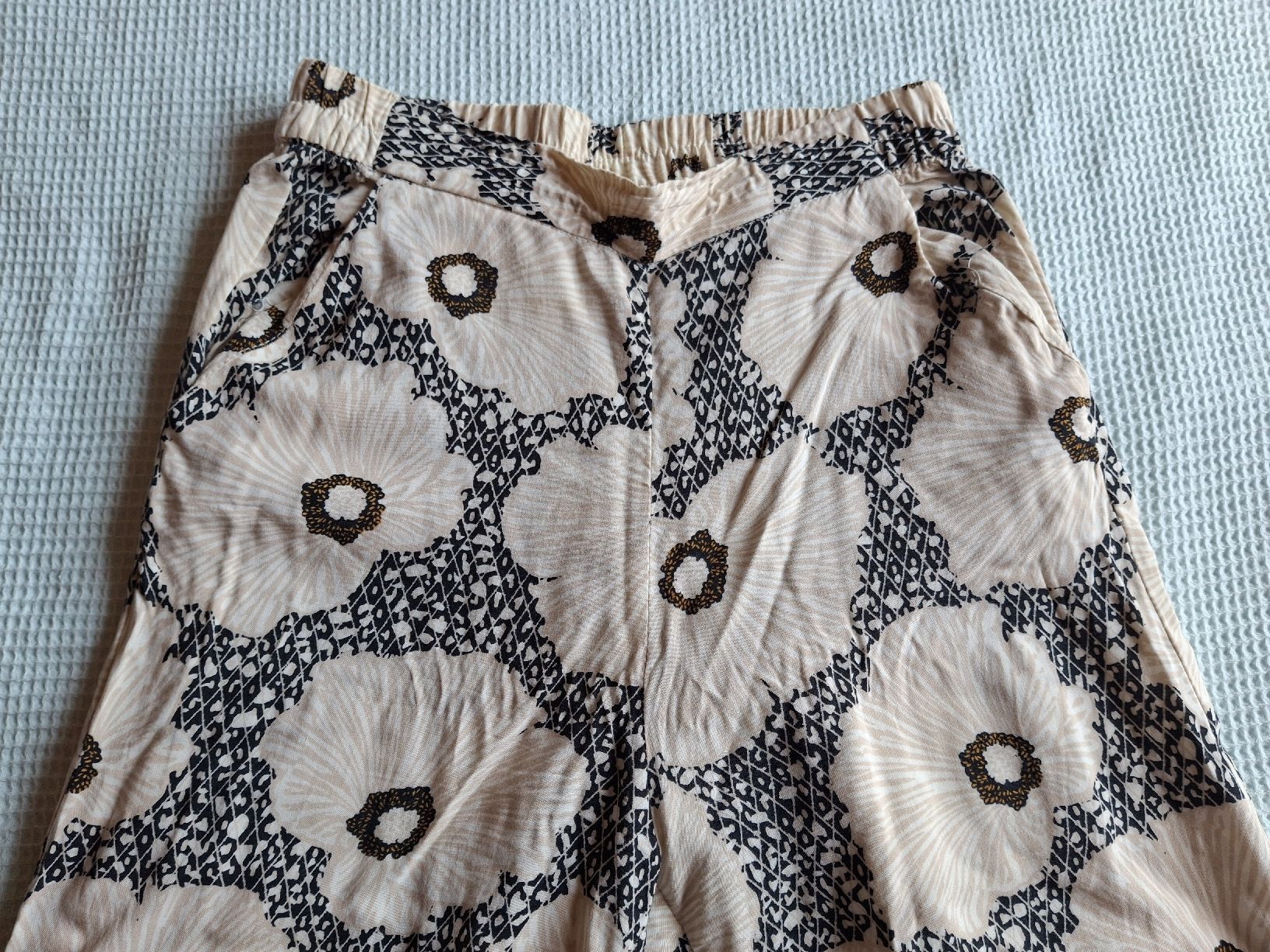 H&M Pantaloni: Pantalon fluide taille 34 marque H&M imprimé fleurs – Usato da Villiers venduto da san_jn5w 2