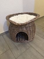 Kuscheliges Katzenbett aus Korb mit weichem Kissen!