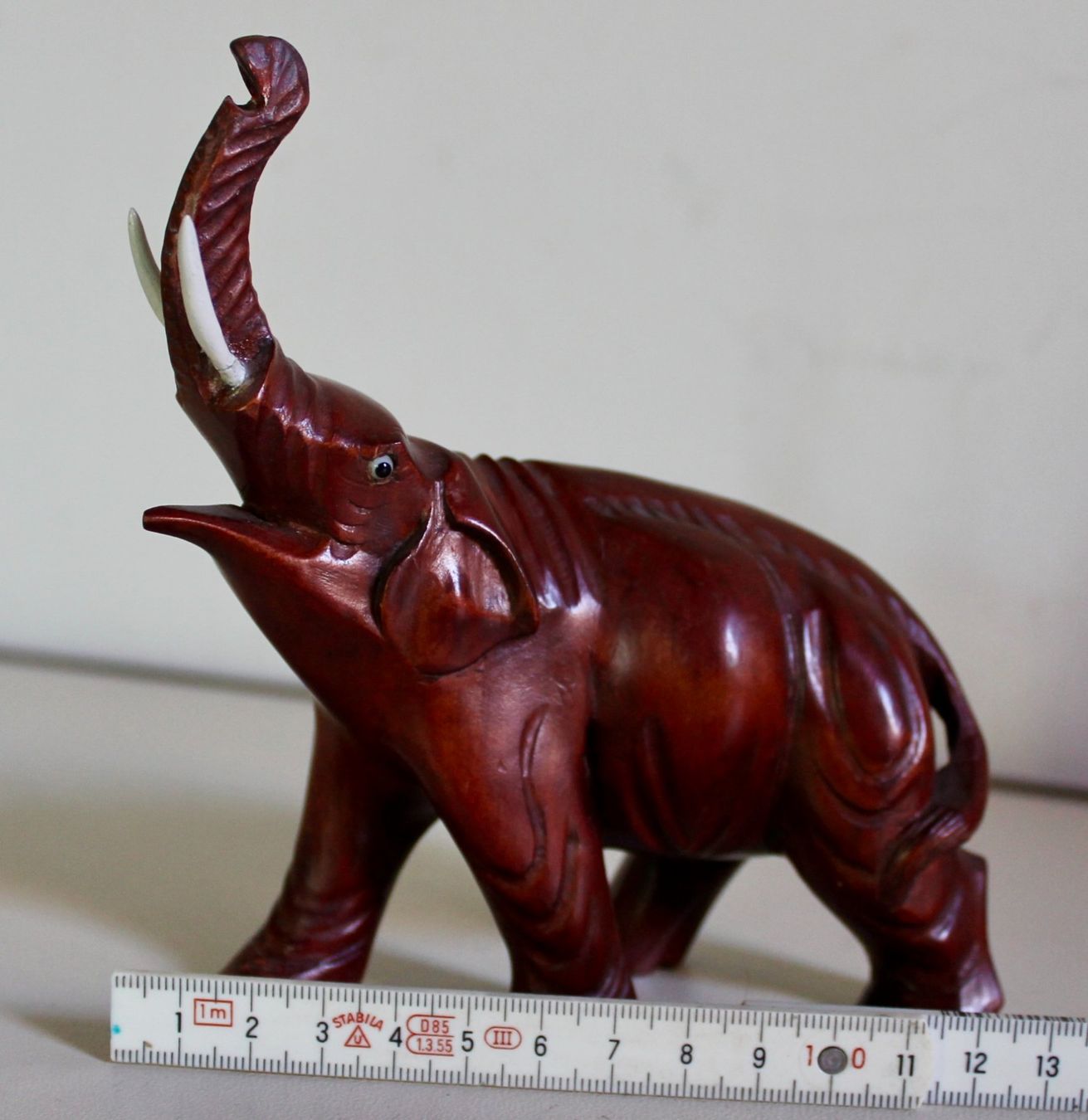Statuette: Elefant aus Holz, handgeschnitzt – Usato da Kirchlindach venduto da hekilida