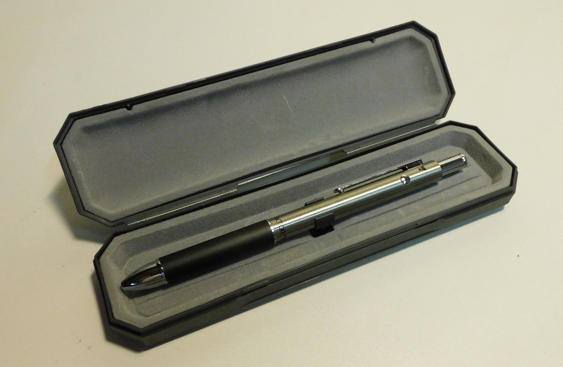 Penna & Evidenziatori: Neue Fundschätze Design Kugelschreiber mit Case – Usato da Sursee venduto da 76