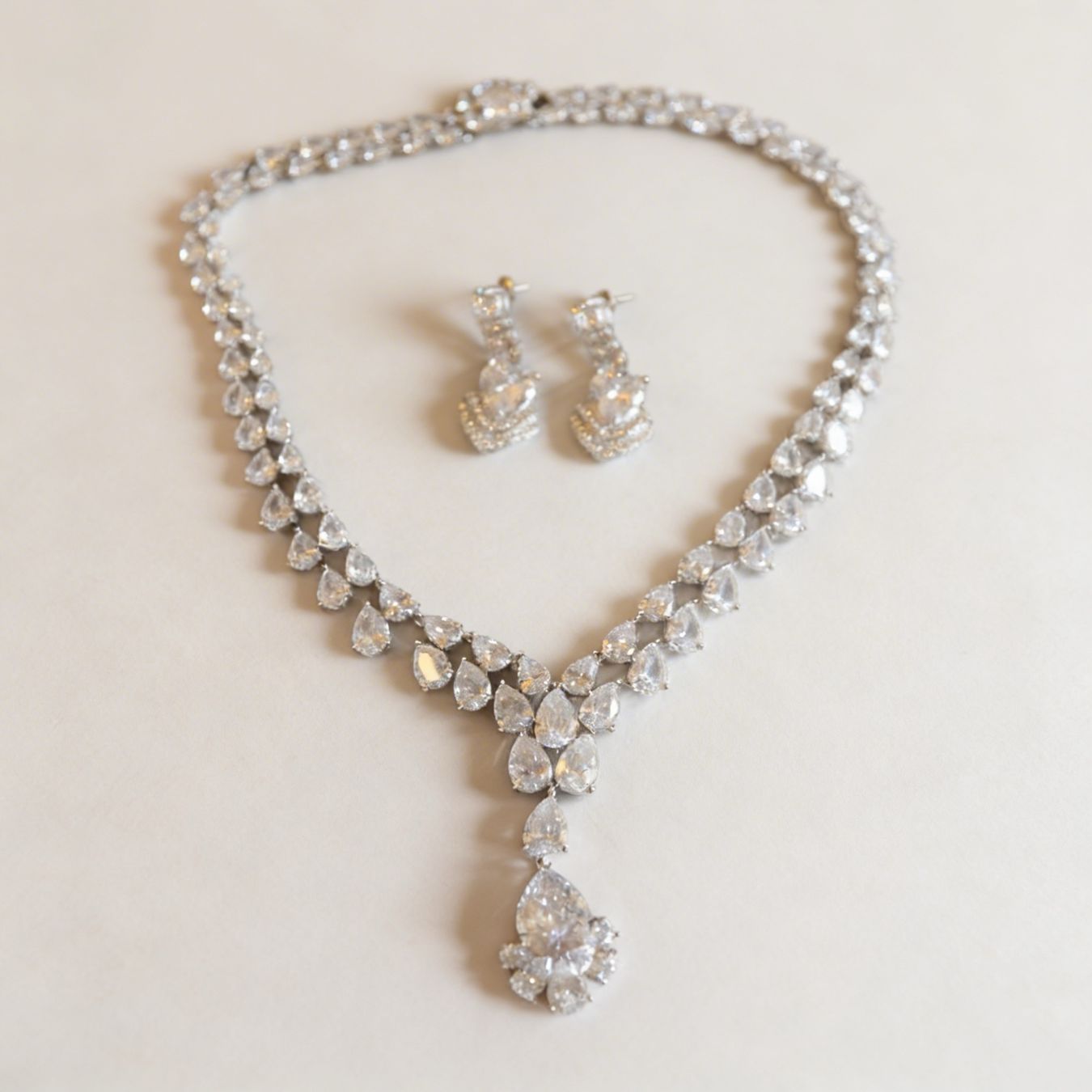 Altri gioielli: Parure L’Orchidée Blanche – Nuovo e nell'imballaggio originale da St-Maurice venduto da Sandrinette123