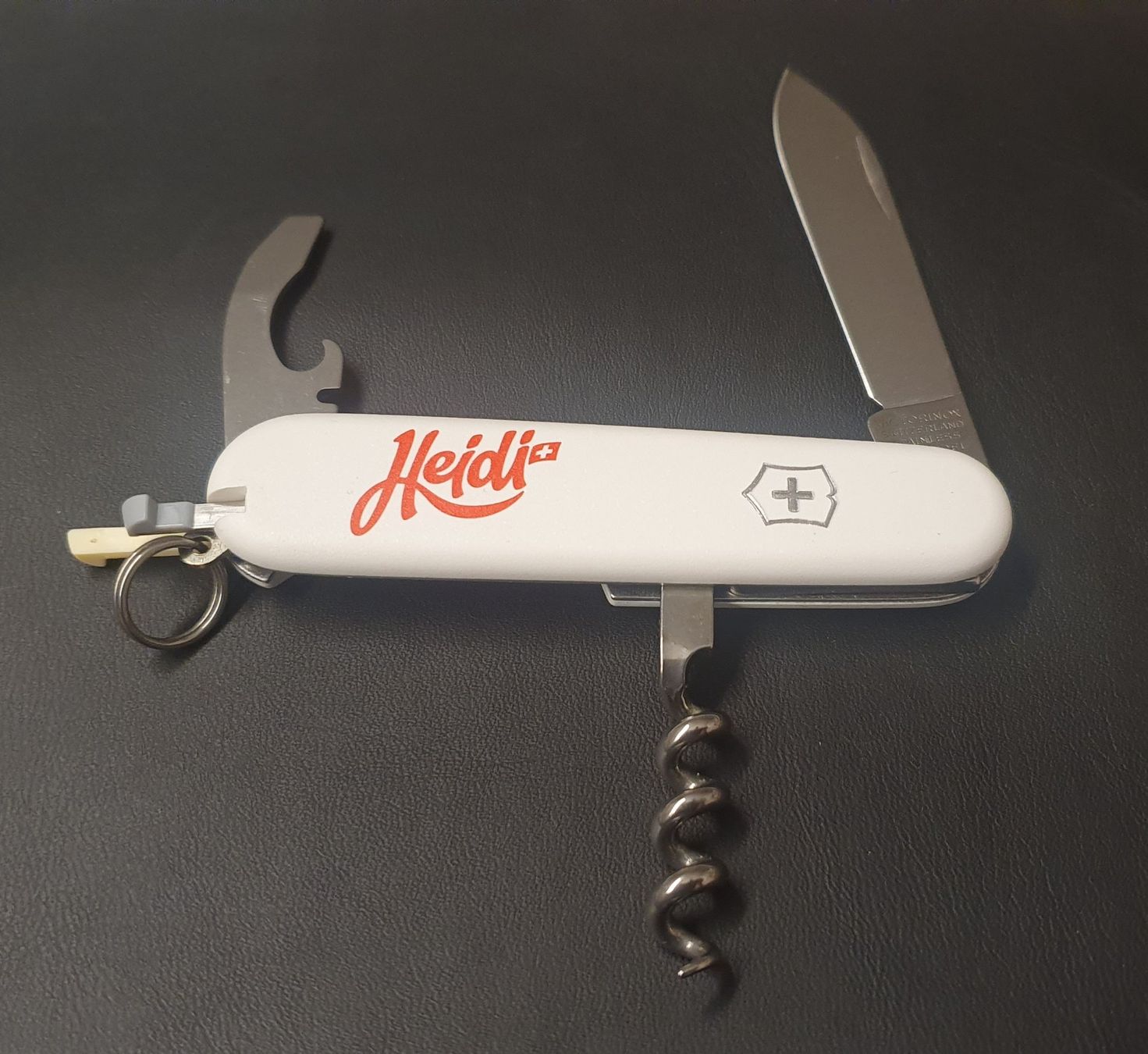Victorinox Coltelli tascabile: 4 Victorinox Taschenmesser mit Logo – Nuovo (secondo la descrizione) da Härkingen venduto da MarianneSi 2