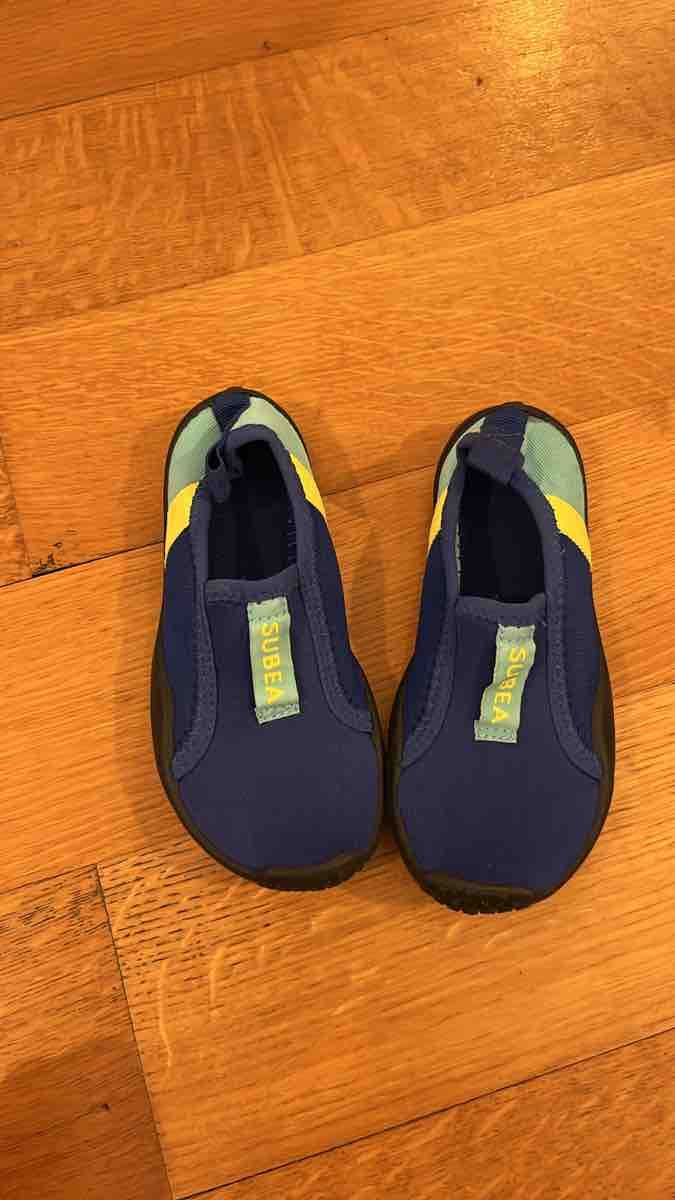 Decathlon Schuhe für Jungen: Badeschuhe Subea Kinder Blau – Gebraucht aus Basel von Hackfaleisch