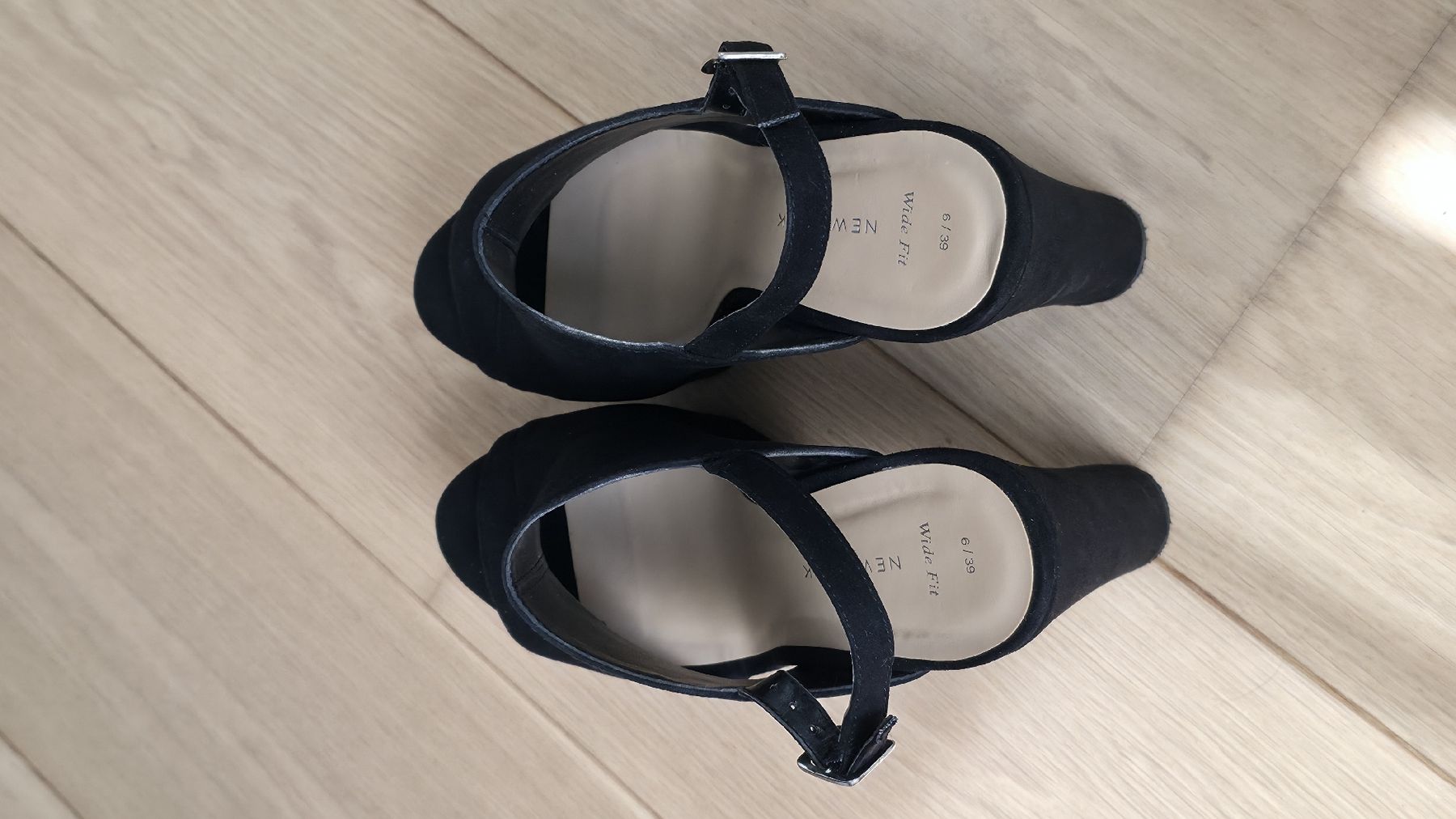 New Look Scarpe da donna: Schwarze Plateau-Sandalen mit Absatz – Usato da Lengnau AG venduto da SBOA_ 5