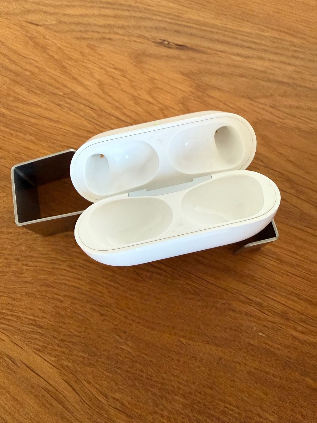 Apple Cuffie: APPLE AirPods Pro 2 Charging Case – Usato da Lausanne venduto da Nine1982 2
