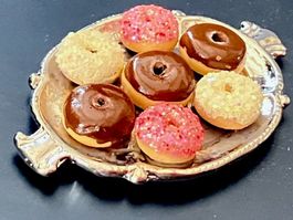 Donuts auf Metallplatte für die Puppenstube. Handarbeit/USA.