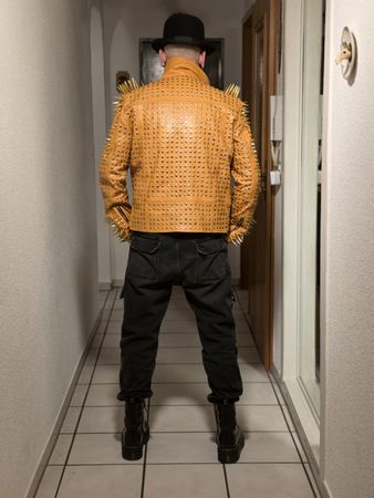 Dunkelgelbe Gothic Punk Lederjacke mit goldenen Nieten