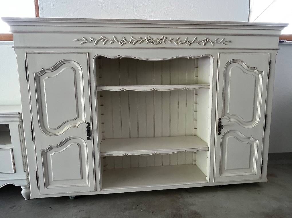 Commodes: Haut de meuble en bois blanc vieilli – D'occasion à Bévilard par bb5_fm9h