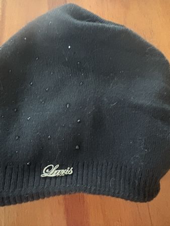Mütze mit glitzernden Steinen