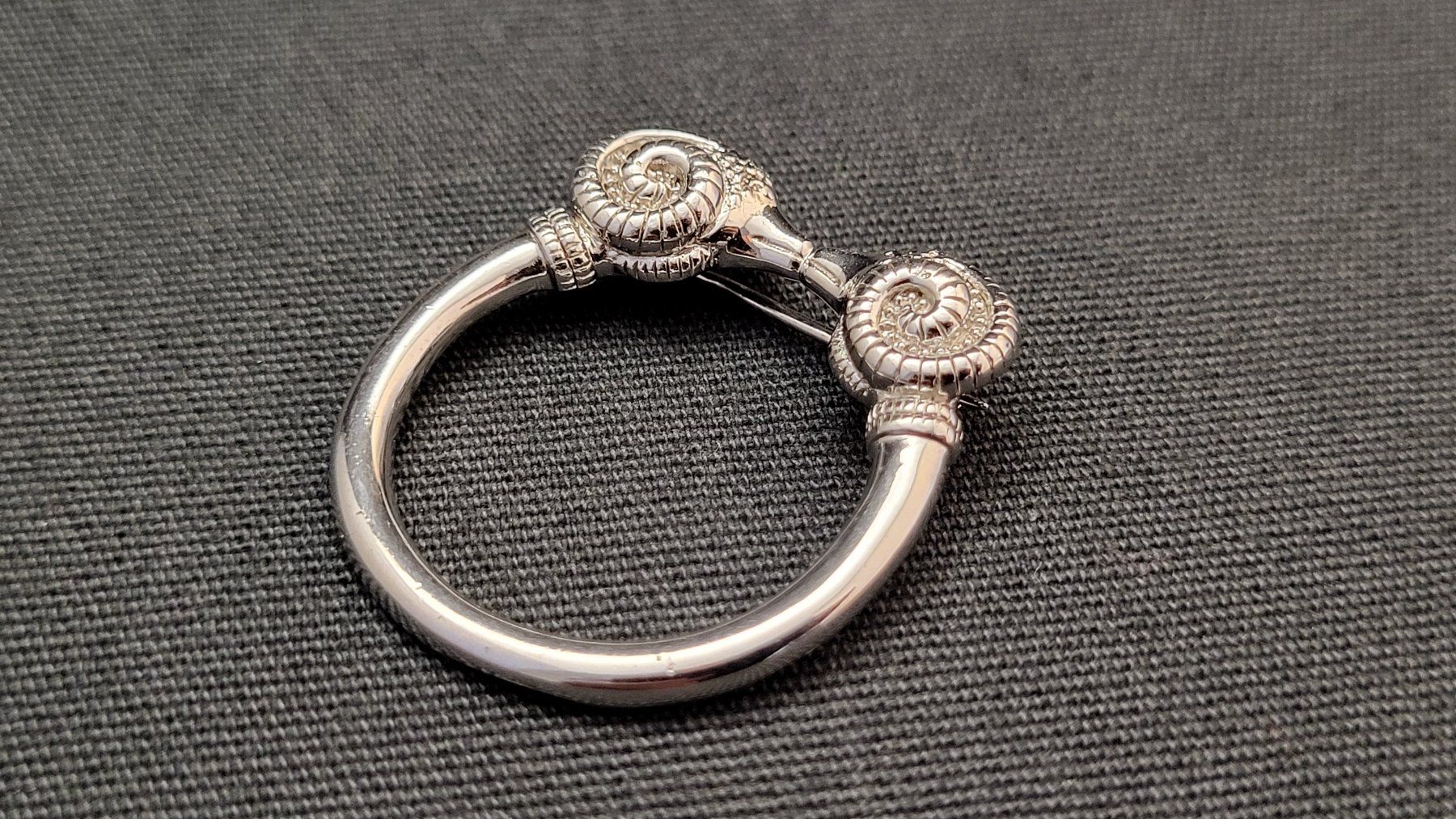 Anhänger: Silber-Anhänger/-Brosche mit Widder-Köpfen – Gebraucht aus Basel von spinne02 2