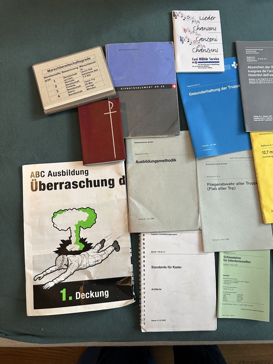 Libri: Schweizer Armee: Umfangreiche Sammlung von Reglementen – Usato da Zürich venduto da JJ_83 1