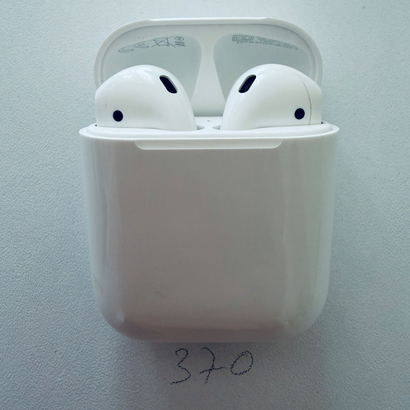 Apple Cuffie: Original Apple AirPods 2 Gen. Wireless Kopfhörer & Case – Usato da Basel venduto da MY.AIRPODS.SHOP