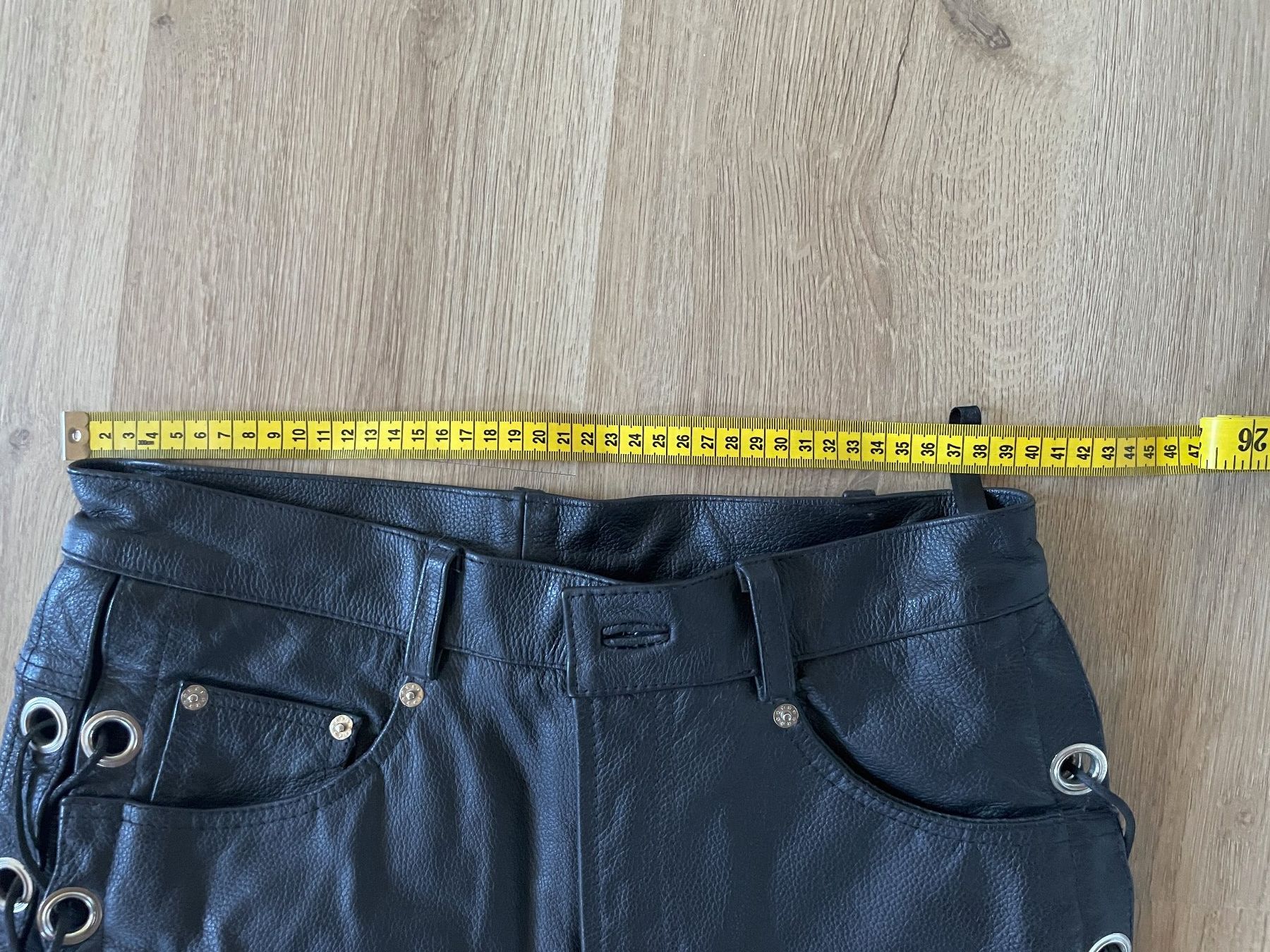 Pantaloni: Schwarze Echt-Lederhose mit Schnürung, Grösse 32 – Usato da Affeltrangen venduto da Mowgli_123 4