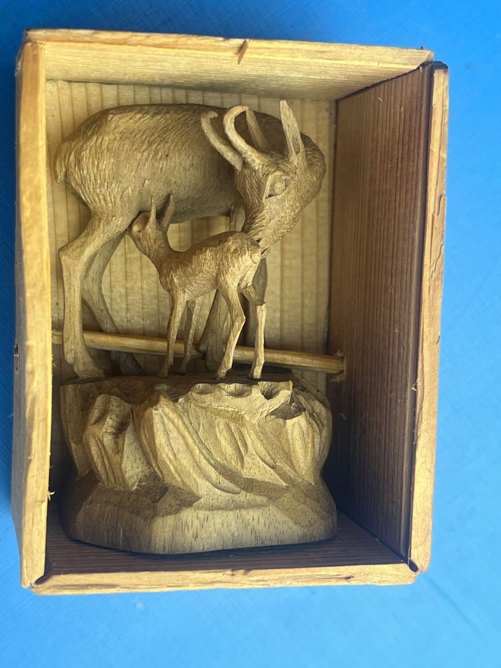 Statuette: Brienzer Miniatur Schnitzerei. Gemse mit Jungem – Usato da Unterengstringen venduto da Gustav03 1
