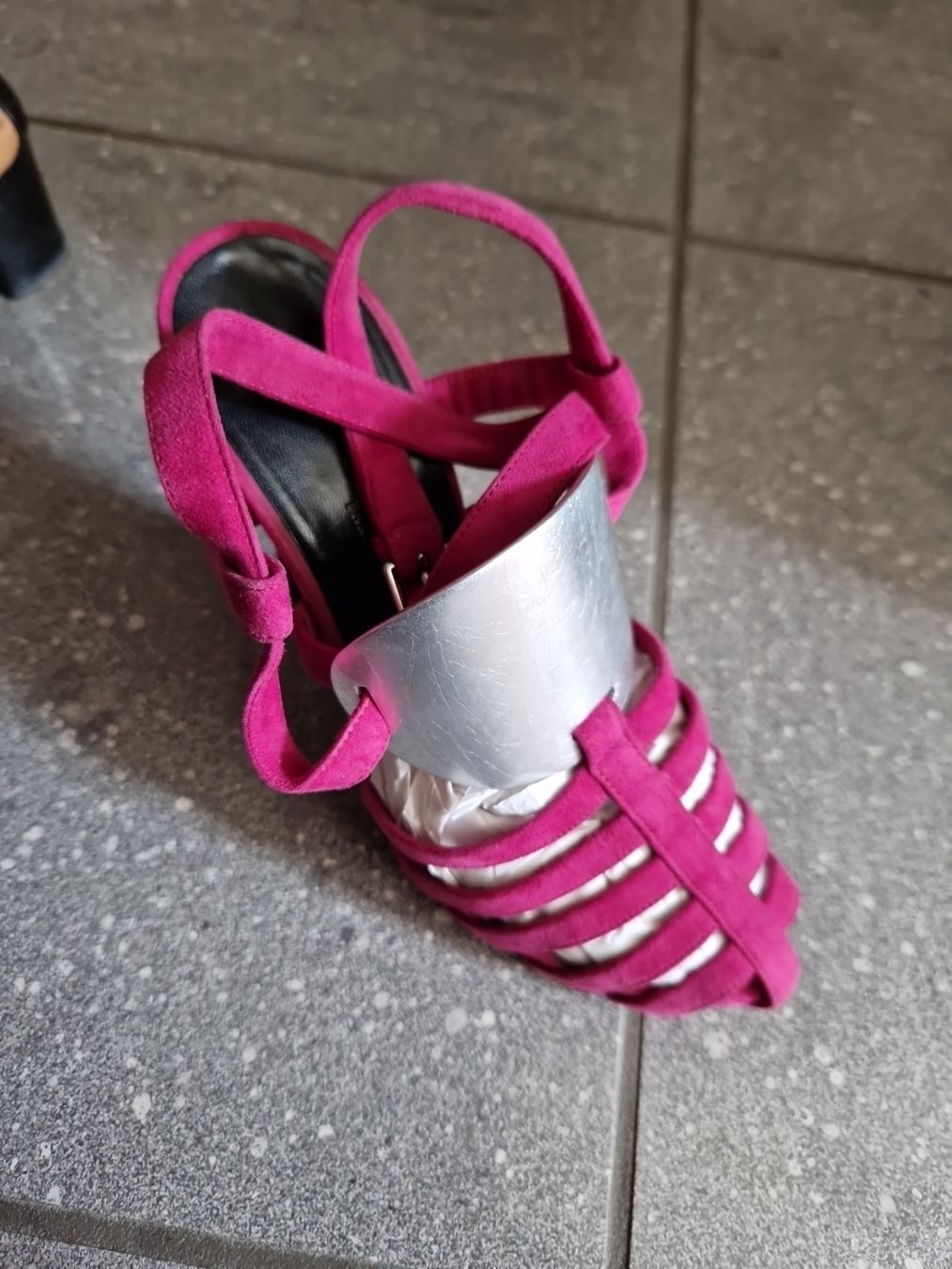 Hermès Scarpe da donna: Hermes Pink Suede Strappy Sandals, size 38 – Usato da Zollikerberg venduto da TaraMira 1