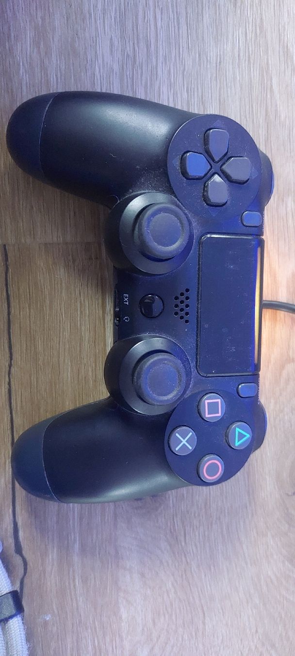 Sony Console: PS4 Pro mit 2 Controllern,  🎮 – Usato da Grosshöchstetten venduto da ali_5x2c 2
