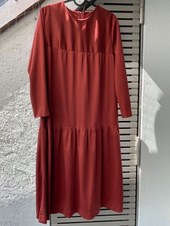 🍷 Robe longue bordeaux fluide à volants – Taille 42