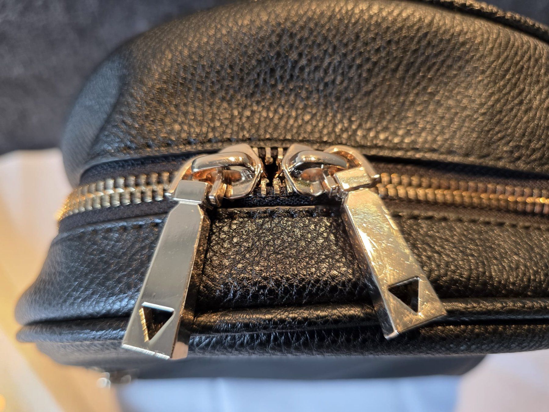 Guess Rucksäcke: Guess Damen Rucksack, Schwarz, neuwertig, Top Zustand! – Gebraucht aus Diegten von November1971 5
