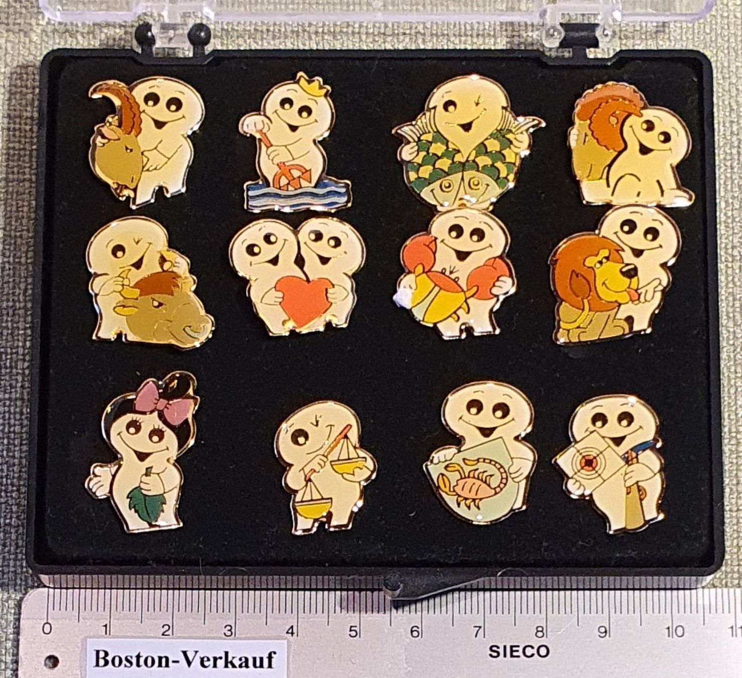 Placchette & Badge: A078 - 12er Pin Set Maga Sternzeichen – Usato da Reinach BL venduto da Boston-Verkauf