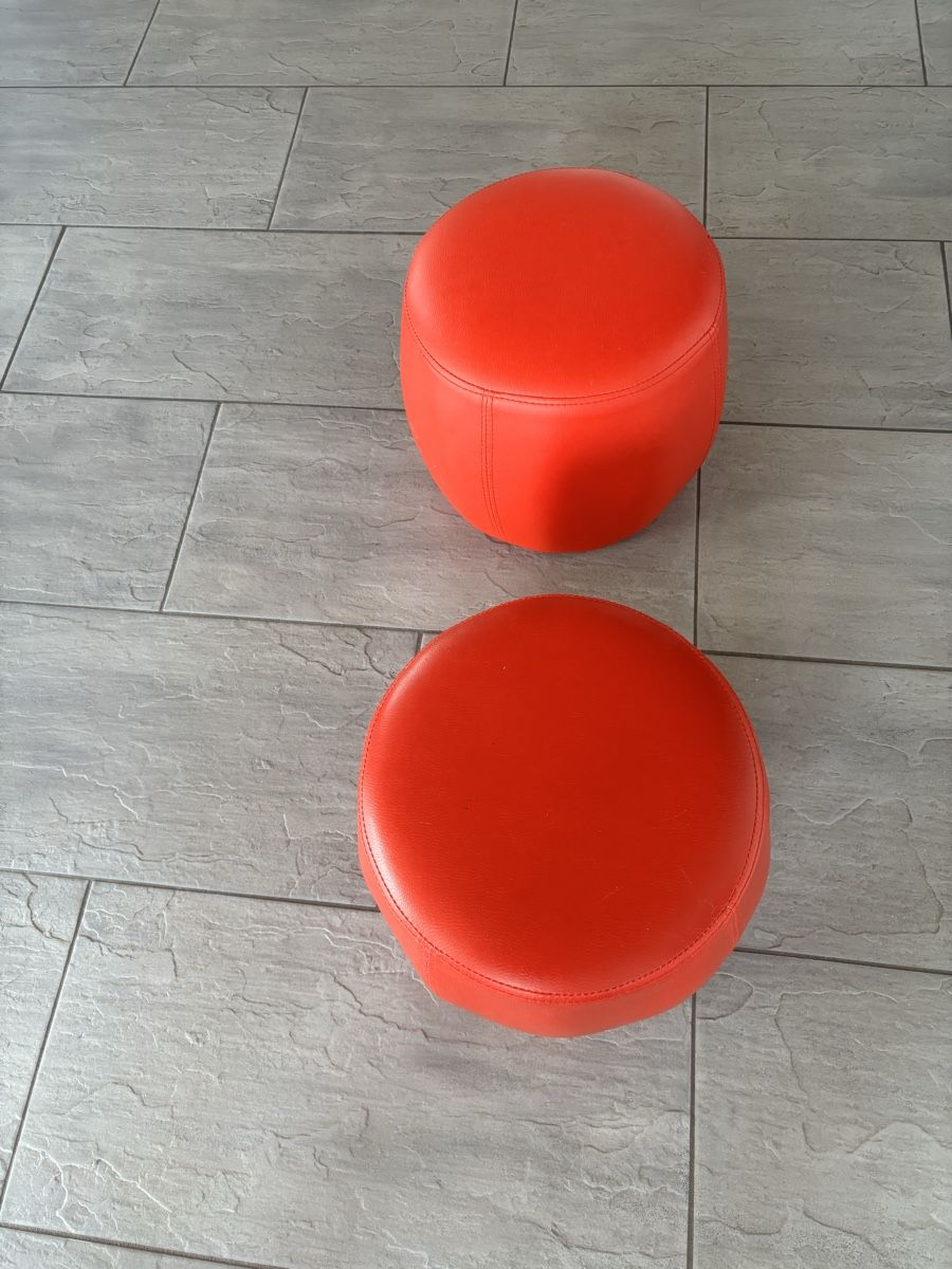 Sgabelli: Lot de 2 poufs rouge – Usato da nods venduto da Tozzifan