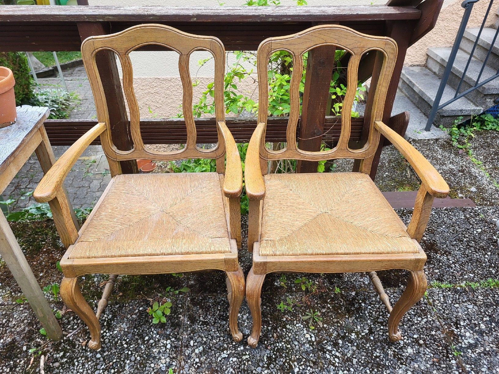 Stühle: 2 chaises en chêne blond paille chabby chic 70er. – Gebraucht aus Vevey von oldiz
