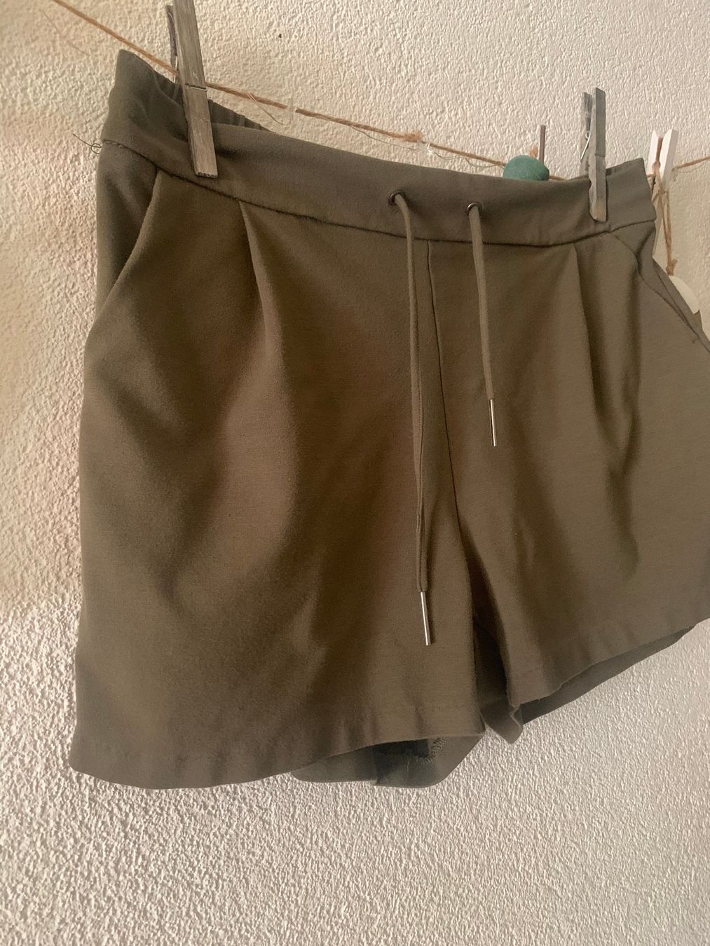 Vero Moda Pantaloni: Shorts Vero Moda, L olive – Usato da St. Gallen venduto da Miousch