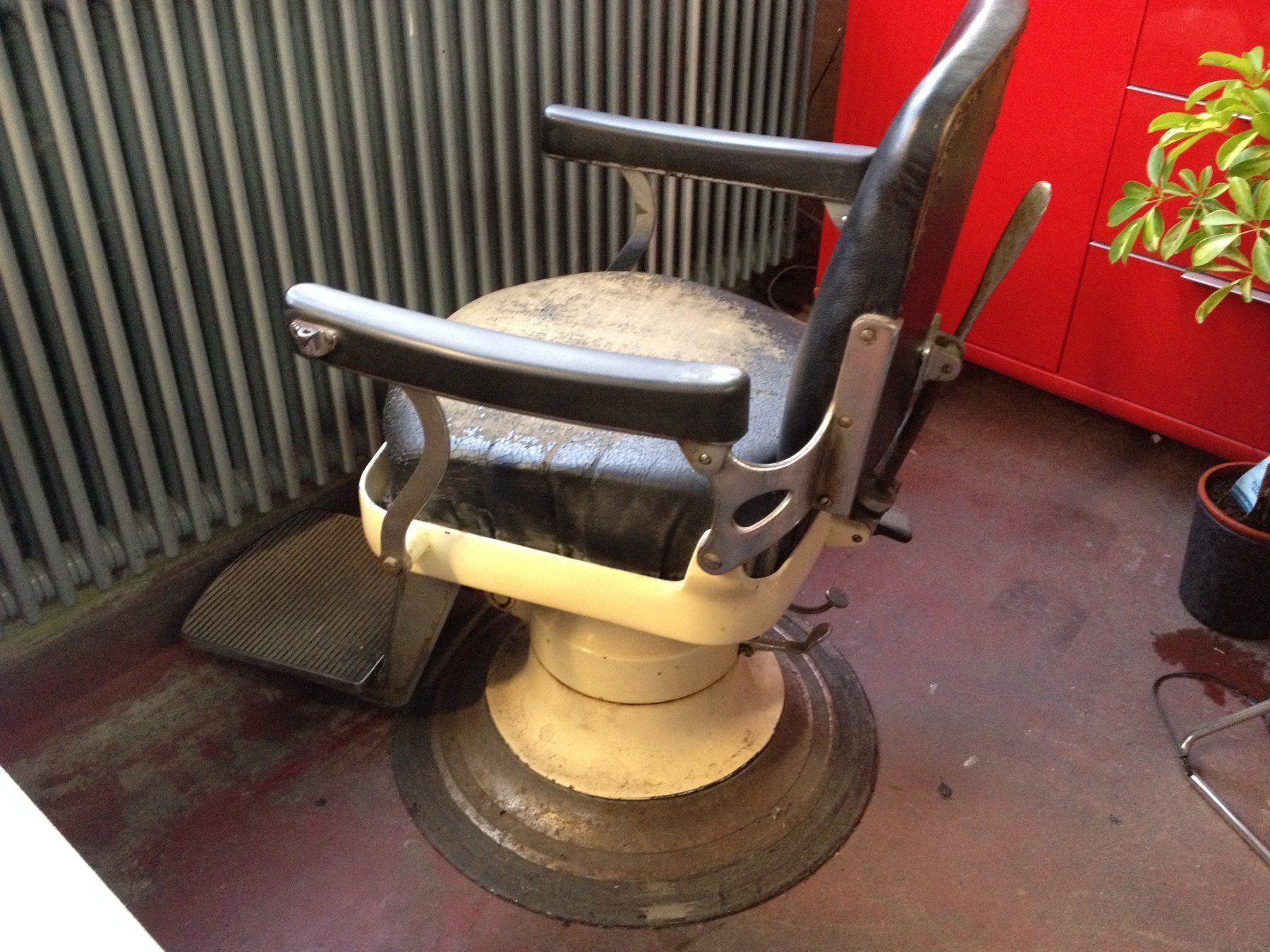 Poltrone: Vintage siège de Barbier / coiffeur – Usato da Vuiteboeuf venduto da broticaire 4
