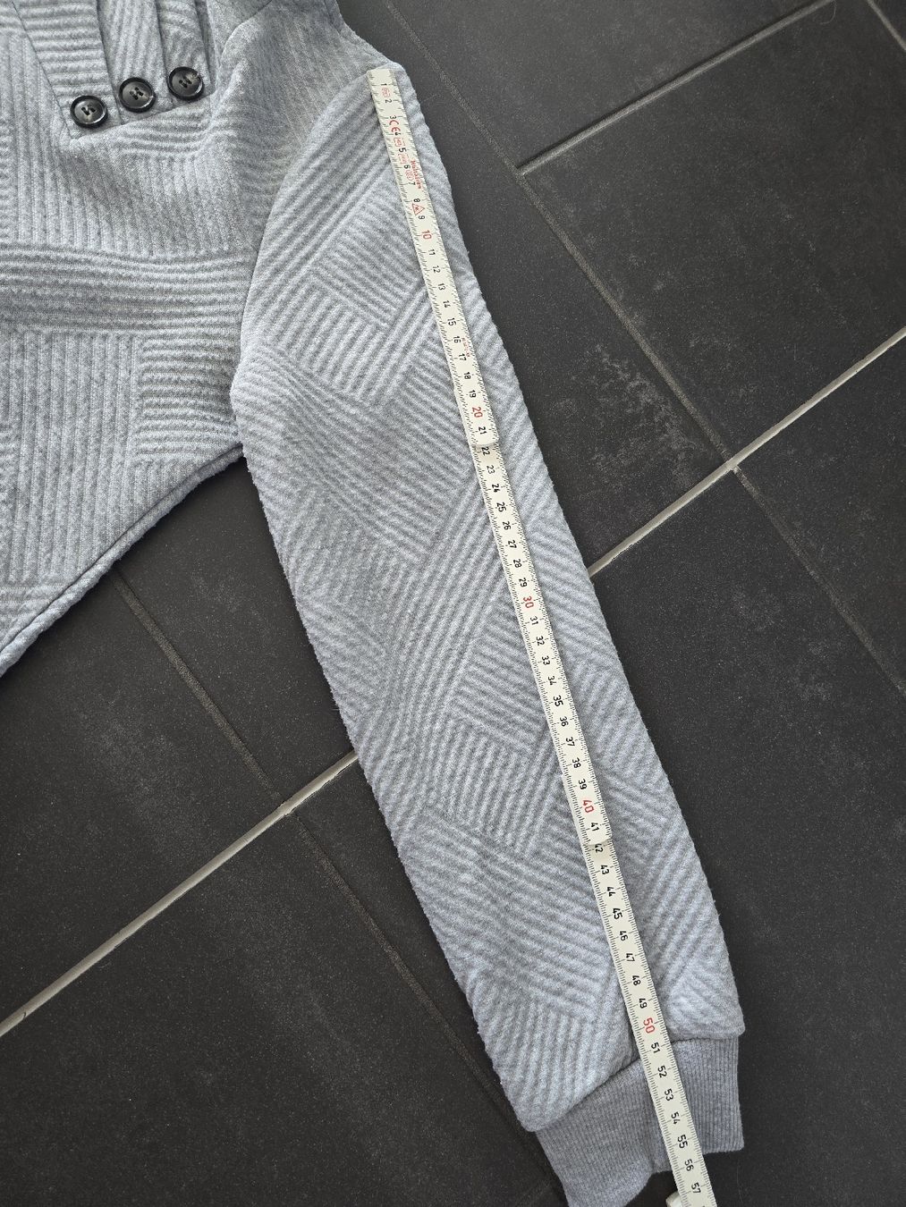 Maglioni & Felpe: Trendiger Pullover in Grau mit Knöpfen, Grösse S-M – Usato da Unterentfelden venduto da Panda-87 4